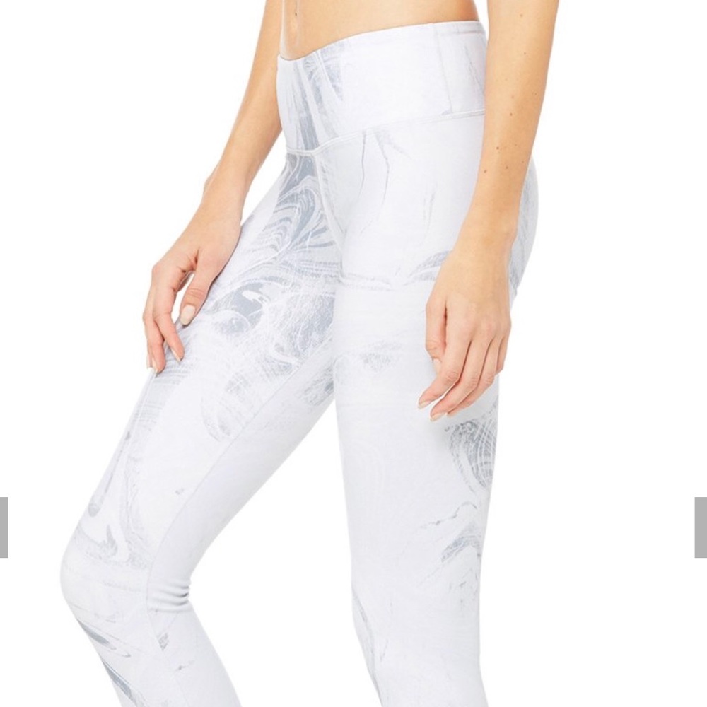 BNWT ALO Yoga Airbrush Capri leggings